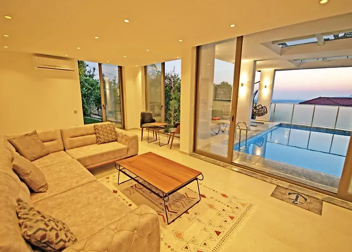 With A Private Heated Pool, Jacuzzi, Overlooking Spectacular Views Of The Sea *
