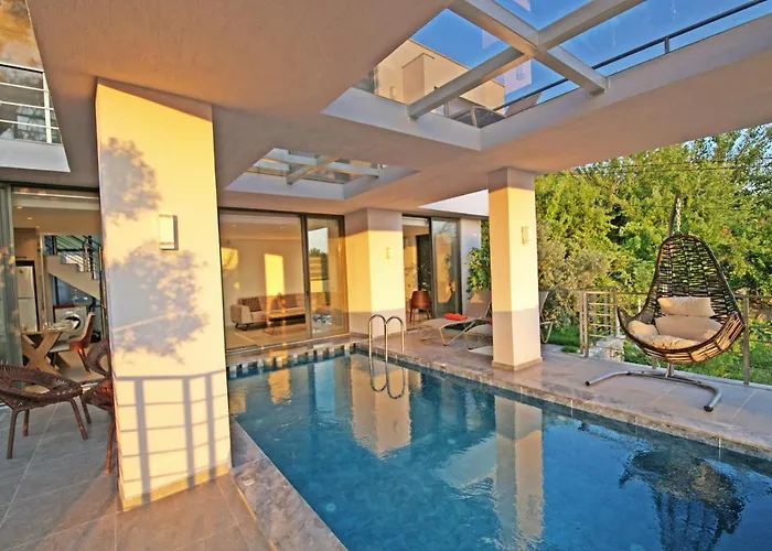 Villa With A Private Heated Pool, Jacuzzi, Overlooking Spectacular Views Of The Sea *