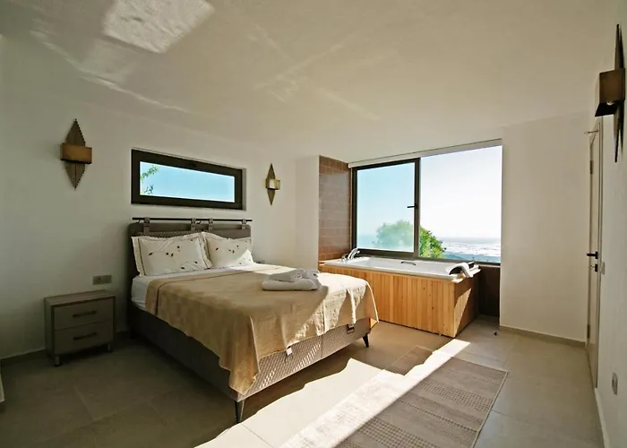 With A Private Heated Pool, Jacuzzi, Overlooking Spectacular Views Of The Sea *