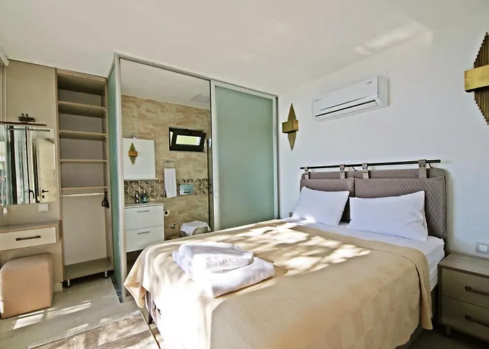 Villa With A Private Heated Pool, Jacuzzi, Overlooking Spectacular Views Of The Sea