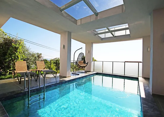 With A Private Heated Pool, Jacuzzi, Overlooking Spectacular Views Of The Sea *